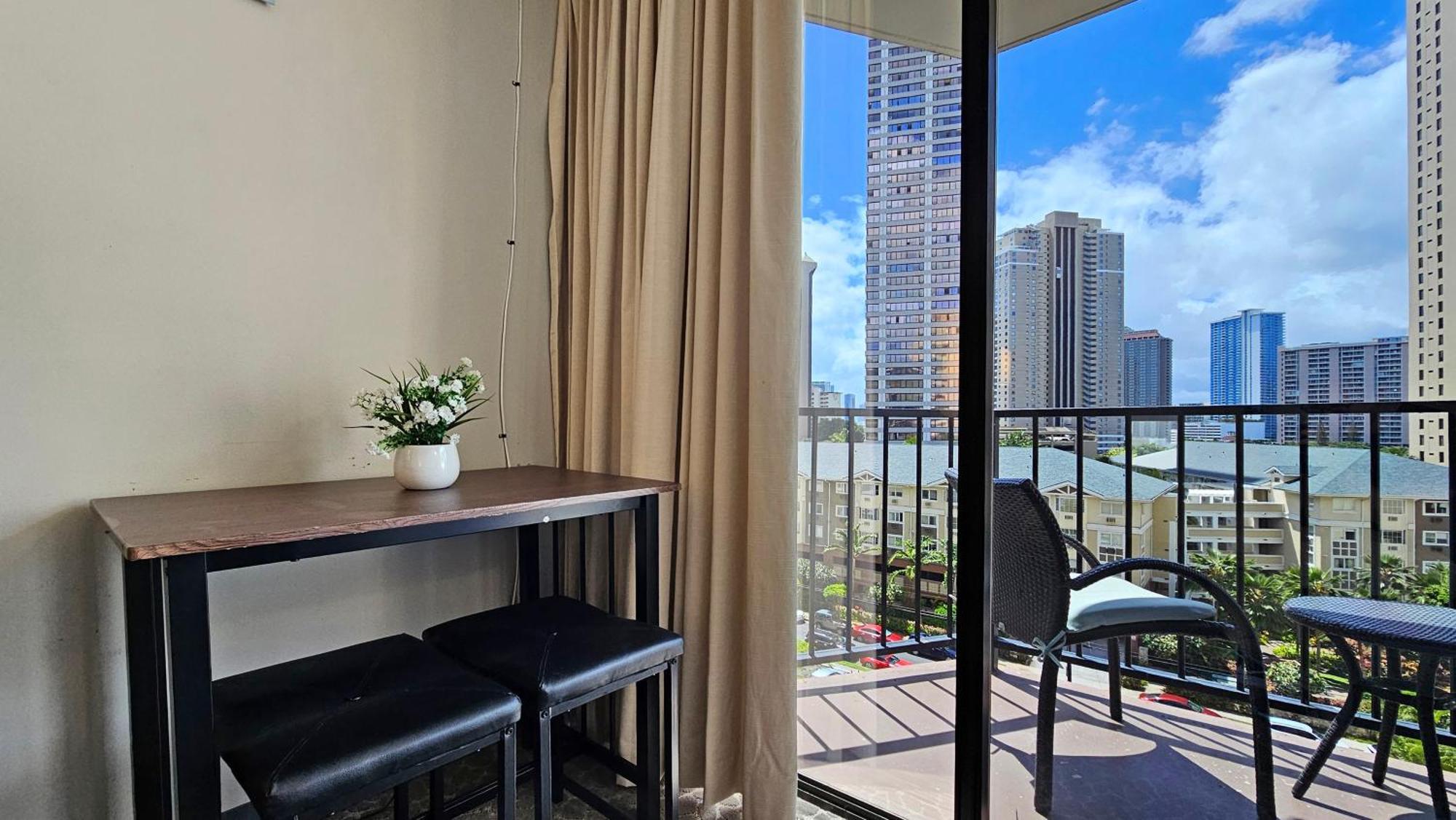 Palms At Waikiki Private Apartment